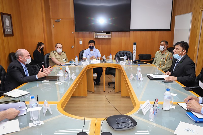 File:09 03 2021 - Ministro da Defesa, Fernando Azevedo, recebe o Embaixador do Paquistão no Brasil, Ahmad Hussain Dayo (51023157281).jpg