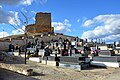 Vista xeneral de les ruines del castiellu-torrexón de Pajarón (Cuenca), con detalle del campusantu municipal en primer planu (2017).