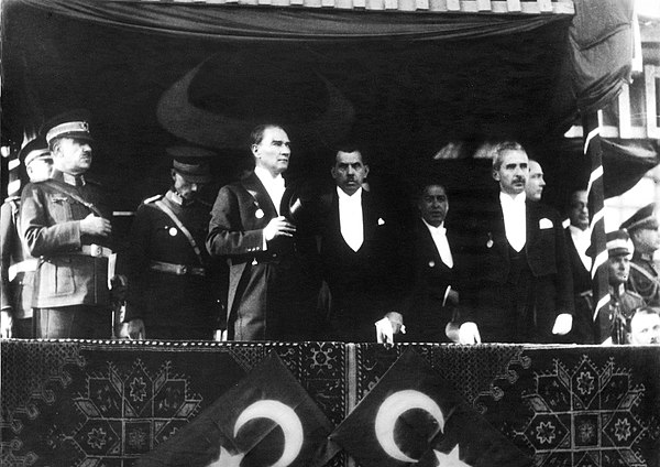 Mustafa Kemal's 1933 speech at the 10th anniversary of the Republic of Turkey, left to right: Chief of General Staff Mareşal Fevzi (Çakmak), President