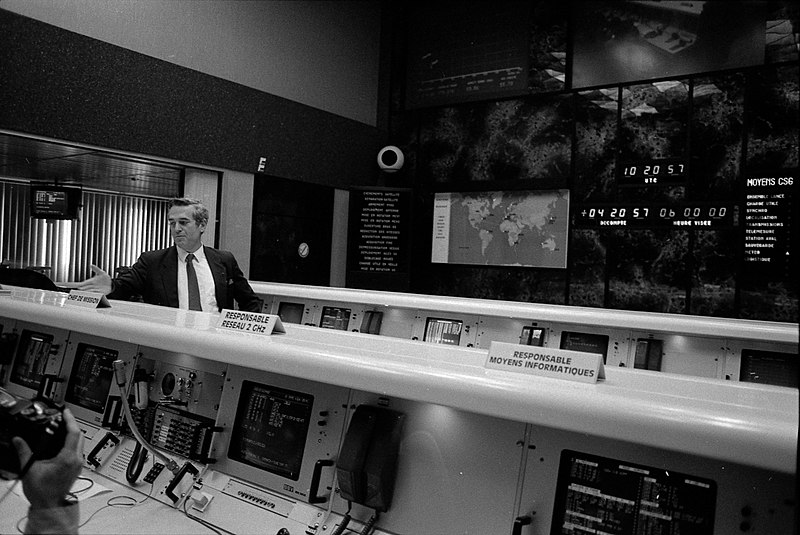 File:11.03.85 Au CNES Monsieur Husson dans la salle de contrôle (1985) - 53Fi2131.jpg