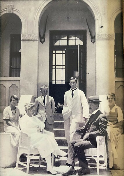 File:1920 GR Hofmeyr with his wife Ydie Nel and their four children at the official residence of the Administrator in Windhoek.jpg