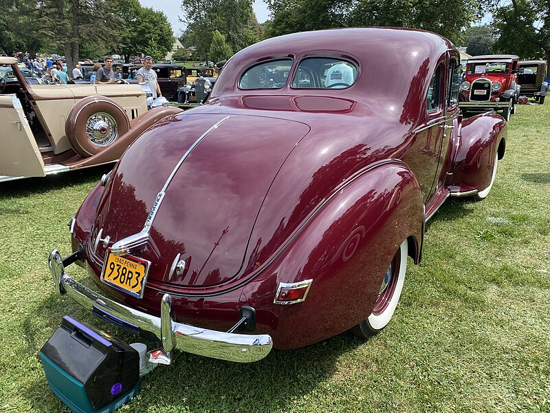 File:1940 Hudson Coupe in burgundy at 2021 Macungie show 2of7.jpg