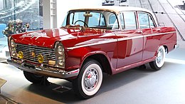 Una Nissan Cedric berlina prima serie del 1960