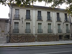 Banderoles protestant contre les violences policières accrochées sur la grille de la sous-préfecture de Forcalquier.