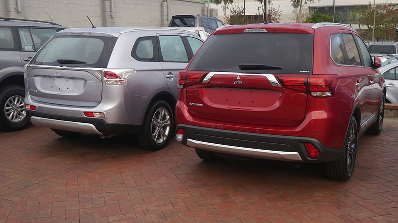 File:2014 Mitsubishi Outlander LS V's 2015 Mitsubishi Outlander XLS (17376055712).jpg