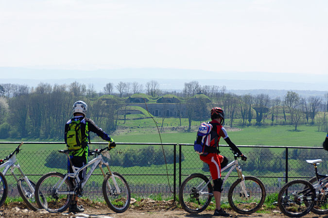 Participants regardant le fort des Basses Perches au départ de la descente SP5.