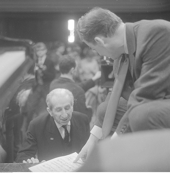 Jury chairman Zbigniew Drzewiecki in conversation with conductor Witold Rowicki during a rehearsal for the final