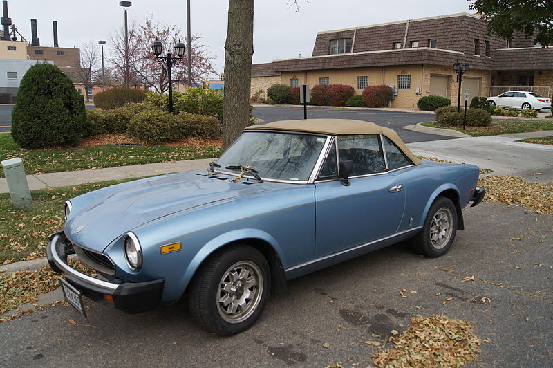 File:81 Fiat Spider 1600 (8111430441).jpg