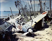 L'épave d'un Mitsubishi A6M3 modèle 32 abandonné à l'aérodrome de Munda, au centre des îles Salomon, 1943.