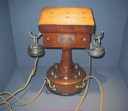 1 telephone. 1876 Александр Белл телефонный аппарат. Александр Белл запатентовал изобретенный им телефонный аппарат. Первый телефонный аппарат Белла 1876. Телефонный аппарат Александра Белла 1877 года.