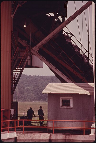 File:AUTOMATED UNLOADING EQUIPMENT IS USED TO TRANSFER COAL FROM BARGES ON THE CUMBERLAND RIVER TO THE TENNESSEE VALLEY... - NARA - 556503.jpg