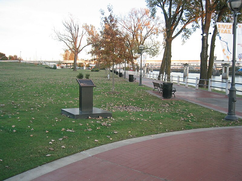 File:A marker on a recreational trail along the Arkansas River in North Little Rock, Arkansas (f675a557-9be7-4511-a1f2-40aaaaf2ecec).JPG