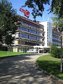 Foto av fasaden på et sykehus.