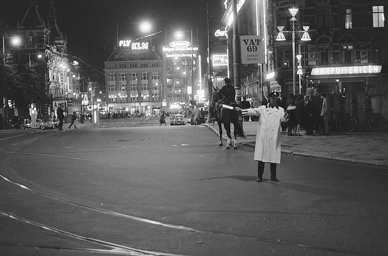 File:Afzetting Leidseplein door politie bij avond, Bestanddeelnr 919-4636.jpg