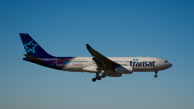 A330 d'Air Transat en fin de vol à l'aéroport de Montréal