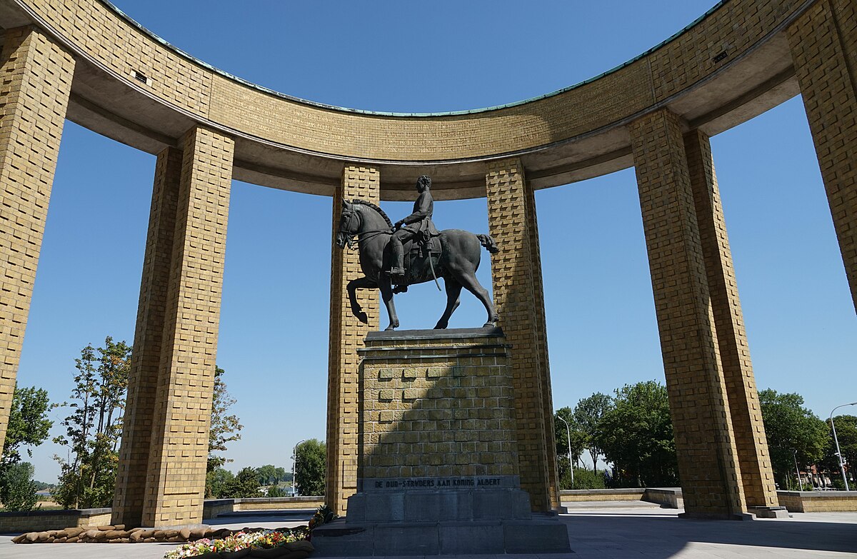 Памятник 1 метр. Сэмунд Мудрый памятник. London ww1 Monument. Britain ww1 Monument.