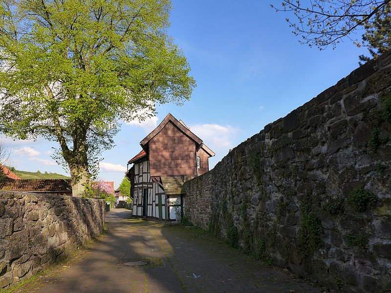 File:An der Stadtmauer Dassel.JPG