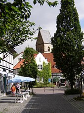 Das Haller Herz mit evangelischer Pfarrkirche St. Johannis (davor der Ronchin-Platz)