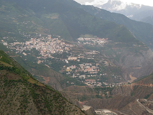 Vista de Artvin com a barragem de Deriner (em construção) em primeiro plano