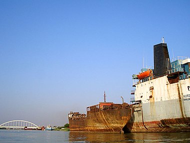کشتی‌های متروکه و پل کارون در خرمشهر. اروندرود