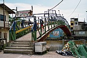 Brücke vom Dorf zum Strand, 2005