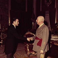 Franco (right) at a reception in 1972. His advanced age raised doubts about the continuity of the regime after his death. Audiencia r.jpg