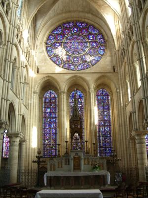 Autel vitraux cathédrale Laon 1.JPG