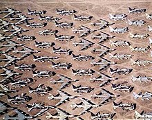 Vista aérea de B-52s e outras aeronaves sendo lentamente desmanteladas no deserto.