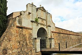 Arranque del baluarte en Puerta del Pilar