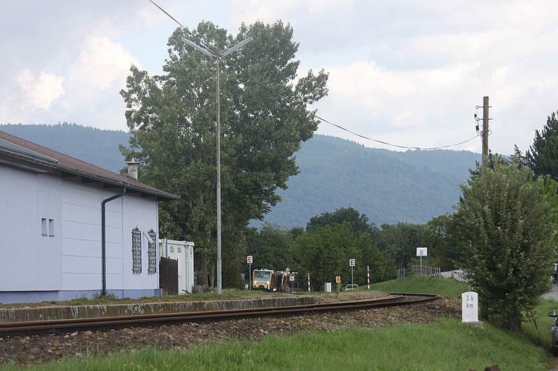 File:Bahnhof Emmersdorf an der Donau 01.jpg