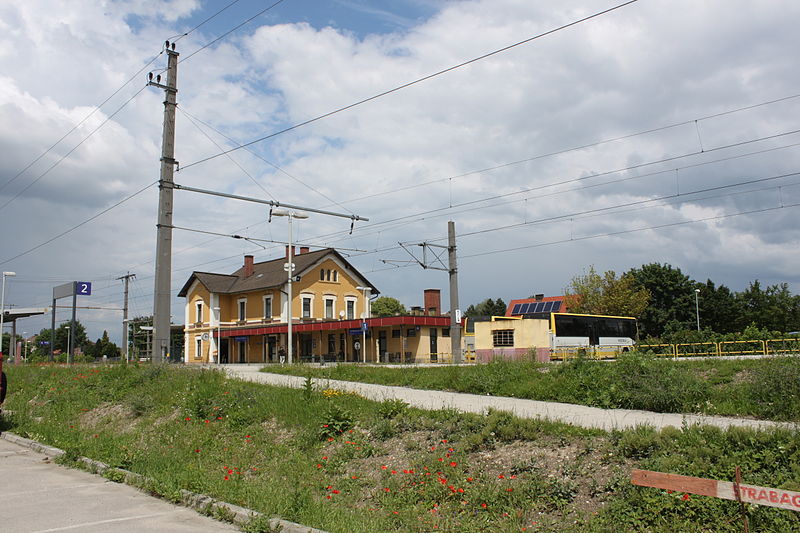 File:Bahnhof Kirchberg am Wagram 01.jpg