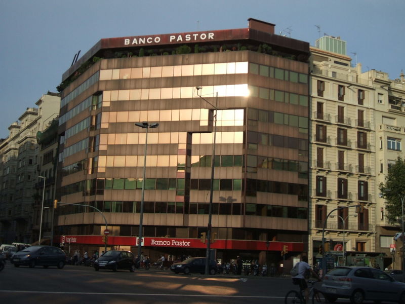 File:Banco Pastor BCN.jpg