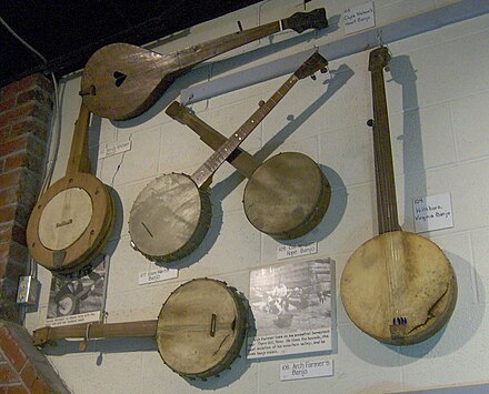 Une collection de banjos, recueillis dans la région des Appalaches, exposée au « Museum of Appalachia » à Norris, dans le Tennessee