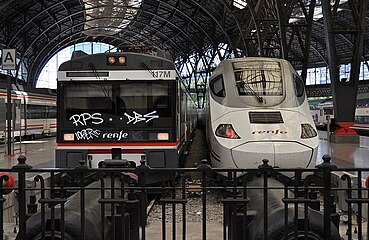 Español: Dos unidades eléctricas, una de la serie 470 (izquierda) y otra de la serie 130, ambos de Renfe Operadora, en la Estació de França de Barcelona.