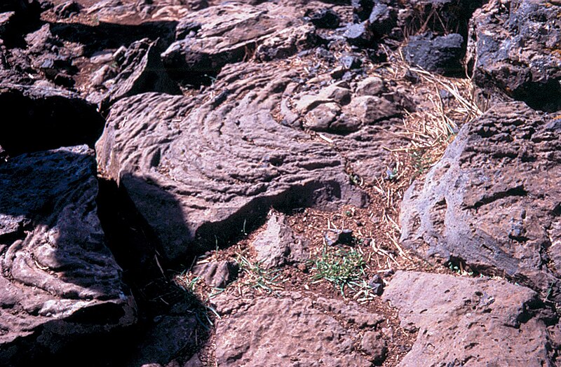 File:Basalt flowing at Golan2.jpg