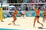 Deutsch: Beachvolleyball bei den Olympischen Jugendspielen 2018; Tag 9, 15. Oktober 2018; Mädchen, Viertelfinale: USA-Spanien 2–1 (21–19/17–21/15–9) English: Beach volleyball at the 2018 Summer Youth Olympics at 15 October 2018 – Girls Quarterfinals: USA-Spain 2–1 (21–19/17–21/15–9)