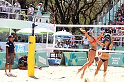 Deutsch: Beachvolleyball bei den Olympischen Jugendspielen 2018; Tag 9, 15. Oktober 2018; Mädchen, Viertelfinale: USA-Spanien 2–1 (21–19/17–21/15–9) English: Beach volleyball at the 2018 Summer Youth Olympics at 15 October 2018 – Girls Quarterfinals: USA-Spain 2–1 (21–19/17–21/15–9)