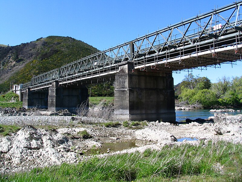 File:Beaumont, New Zealand bridge over the Clutha River.jpg