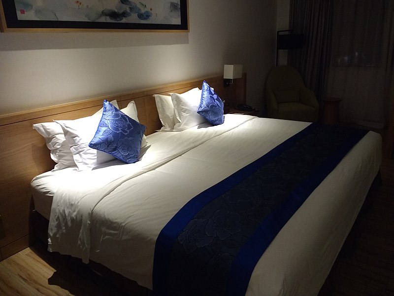 File:Bed at Tianhe Hotel in Shenzhen.jpg