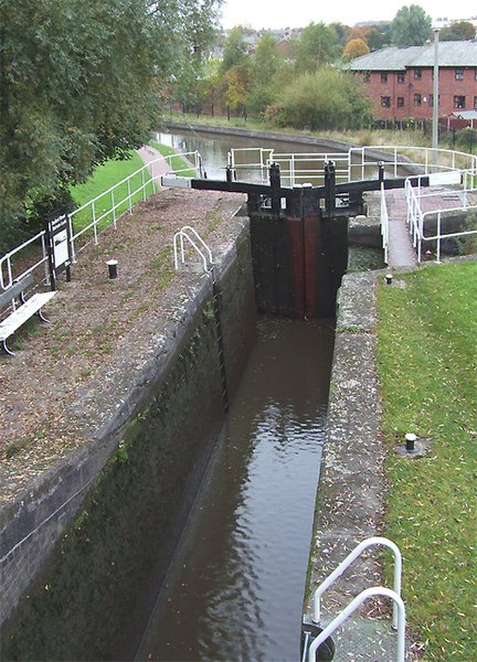 File:Bedford Street Staircase Locks, Caldon Canal, Etruria - geograph.org.uk - 591345.jpg