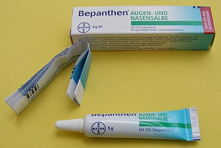 Tập_tin:Bepanthen®_—_BAYER_—_Augen-_und_Nasensalbe_(Dexpanthenol)_mit_Verpackung_und_Beipackzettel_—_Deutschland.jpg