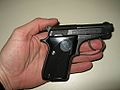 Il calcio di questa pistola (Beretta Modello 21a, calibro .25) ha le guancette in materiale plastico