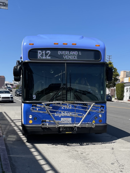 File:Big Blue Bus Gillig BRT Electric 2102.png