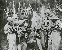 A pesar de la abolición, la situación de los negros, sobre todo en los estados del Sur, no fue de igualdad, tanto por las prácticas sociales como por la promulgación de leyes segregacionistas. Fotograma de la película El nacimiento de una nación (D. W. Griffith, 1915), donde los antagonistas son los negros y los abolicionistas, y protagonistas son las damas y los caballeros del sur, que para defenderse de una infame opresión yanqui forman el Ku Klux Klan.
