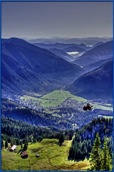 File:Blick vom Wendelstein in das Tal von Bayrisch Zell (tonmapped) (8124738783).jpg