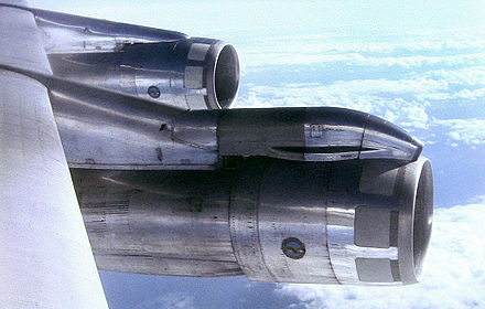 Engines in nacelles on a Boeing 707