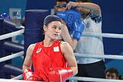 Deutsch: Boxen bei den Olympischen Jugendspielen 2018 Tag 12, 18. Oktober 2018 - Finale Leichtgewicht Mädchen – Oriana Saputo (Argentinien, blau) schlägt Emma Lawson (Australien, rot) 5-0; Ringrichter ist José Romero (Spanien). English: Boxing at the 2018 Summer Youth Olympics on 18 October 2018 – Girls' lightweight Bronze Medal Bout – Oriana Saputo (Argentina, blue) wins over Emma Lawson (Australie, red) 5-0; Referee is José Romero (Spain). Español: Boxeo en los Juegos Olímpicos Juveniles de Verano de 2018 en 18 de octubre de 2018 - Combate de medalla de bronce de las niñas: Oriana Saputo (Argentina, azul) gana a Emma Lawson (Australie, roja) 5-0; Árbitro es José Romero (España).