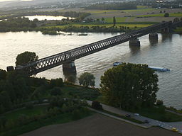 Luftaufnahme der Eisenbahnbrücke bei Urmitz über den Rhein, am gegenüberliegenden Rheinufer Teile des Naturschutzgebiets „Urmitzer Werth“