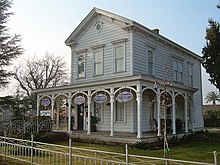 Das Brewster House, gelistet im NRHP Nr. 78000740[2]