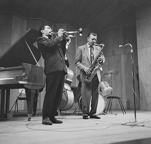 Jack Sels (rechts) met trompettist Ado Broodboom tijdens een optreden in Rotterdam, 1960